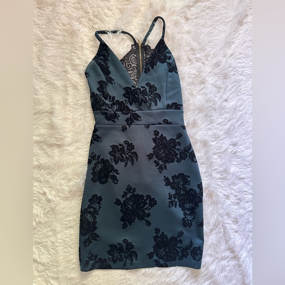 Elegant Black and Gray Floral Dress - Picture 1 of 2